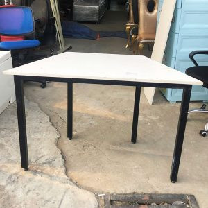Bàn Hình Thang 1m2 Chân Sắt Cũ (Nhiều Màu)